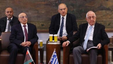 رئيس البرلمان الليبي يلتقي وزير الخارجية اليوناني لتعزيز التعاون الثنائي