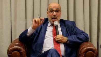 الكاتب الصحفي الجزائري أنور مالك يتهم البوليساريو ببيع أسلحة للمافيا في الساحل