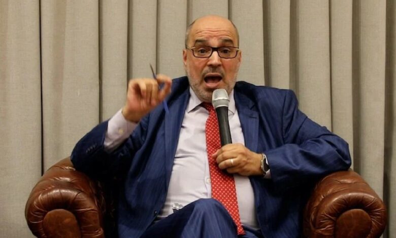 الكاتب الصحفي الجزائري أنور مالك يتهم البوليساريو ببيع أسلحة للمافيا في الساحل