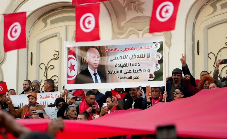 مظاهرة مؤيدة لقيس سعيد في تونس وسط تصاعد الاحتجاجات المعارضة 1 مظاهرة مؤيدة لقيس سعيد في تونس وسط تصاعد الاحتجاجات المعارضة