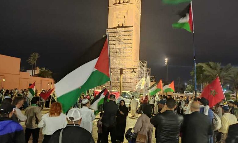 خلال إحياء اليوم العالمي لحقوق الإنسان.. وقفة في ساحة جامع الكتبية بمدينة مراكش المغربية؛ إسنادًا لغزة والشعب الفلسطيني 1 خلال إحياء اليوم العالمي لحقوق الإنسان.. وقفة في ساحة جامع الكتبية بمدينة مراكش المغربية؛ إسنادًا لغزة والشعب الفلسطيني