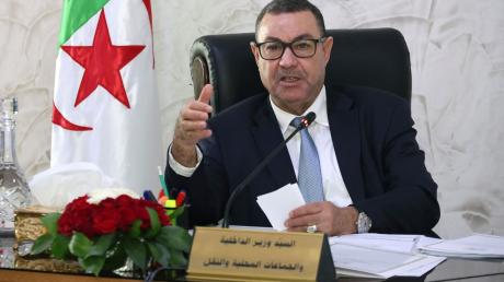 وزير الداخلية الجزائري يحذر من عقوبات صارمة لنشر فيديوهات كاذبة حول فيضانات غليزان