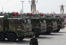 تقرير: الصين تسرع تطوير أسلحة قائمة على الذكاء الاصطناعي تركز على أسراب الطائرات المسيرة