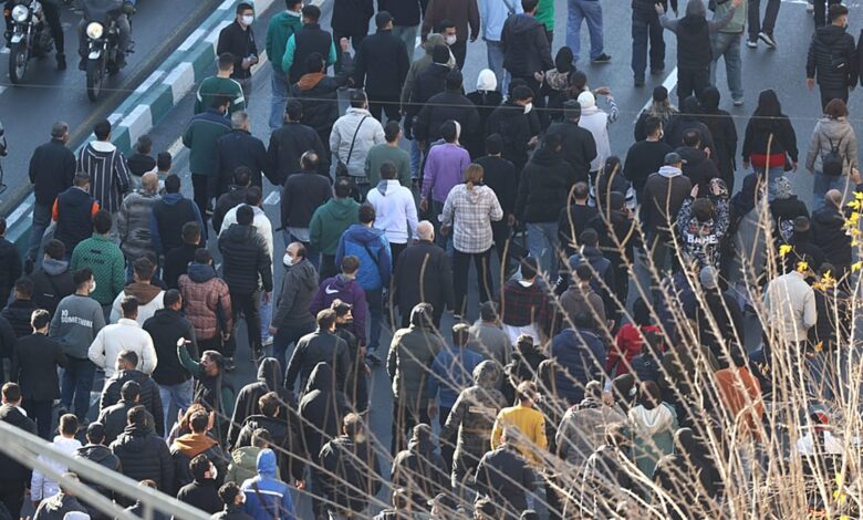 إيران: مقـ. ـتل عنصرين أمن ونجل قائد بالحرس الثوري خلال احتجاجات مستمرة