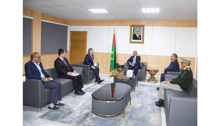 وزير الدفاع الموريتاني يبحث تعزيز التعاون الدفاعي مع السفير الياباني