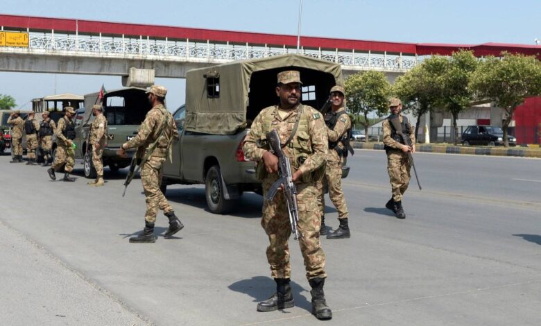 الجيش الباكستاني يقـ. ـتل 12 مسلحاً ويمنع محاولة احتجاز رهائن في بلوشستان