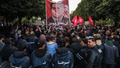 تونسيون يتظاهرون في شارع الحبيب بورقيبة رفضًا للأوضاع الاقتصادية وقمع الحريات 2 تونسيون يتظاهرون في شارع الحبيب بورقيبة رفضًا للأوضاع الاقتصادية وقمع الحريات