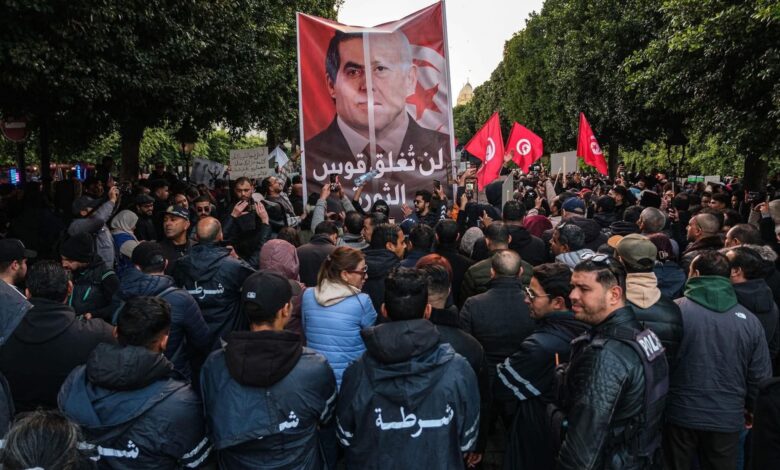 تونسيون يتظاهرون في شارع الحبيب بورقيبة رفضًا للأوضاع الاقتصادية وقمع الحريات 1 تونسيون يتظاهرون في شارع الحبيب بورقيبة رفضًا للأوضاع الاقتصادية وقمع الحريات