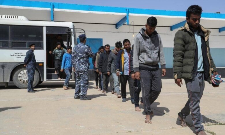 ليبيا: ضبط 21 مهاجراً غير شرعي وتوقيف سائقي حافلتين في الجفرة