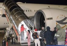 ليبيا ترحّل مجموعة من المهاجرين النيجيريين عبر مطار معيتيقة