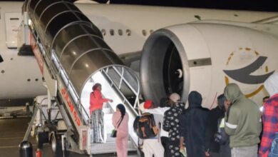 ليبيا ترحّل مجموعة من المهاجرين النيجيريين عبر مطار معيتيقة