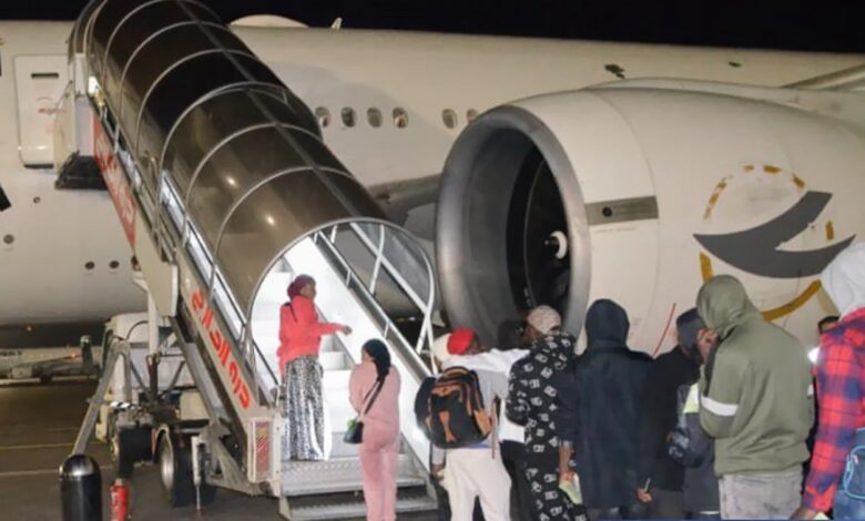 ليبيا ترحّل مجموعة من المهاجرين النيجيريين عبر مطار معيتيقة