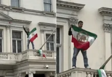 متظاهرون ينزلون علم إيران من سفارتها في لندن دعماً للاحتجاجات