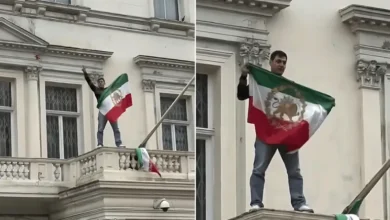 متظاهرون ينزلون علم إيران من سفارتها في لندن دعماً للاحتجاجات