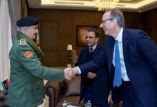 السفير البريطاني في ليبيا يبحث تعزيز التعاون مع خليفة حفتر