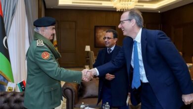 السفير البريطاني في ليبيا يبحث تعزيز التعاون مع خليفة حفتر