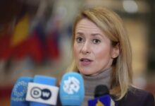 مسؤول روسي يتهم مسؤولة أوروبية بالسعي لجرّ الاتحاد الأوروبي لمواجهة روسيا والصين