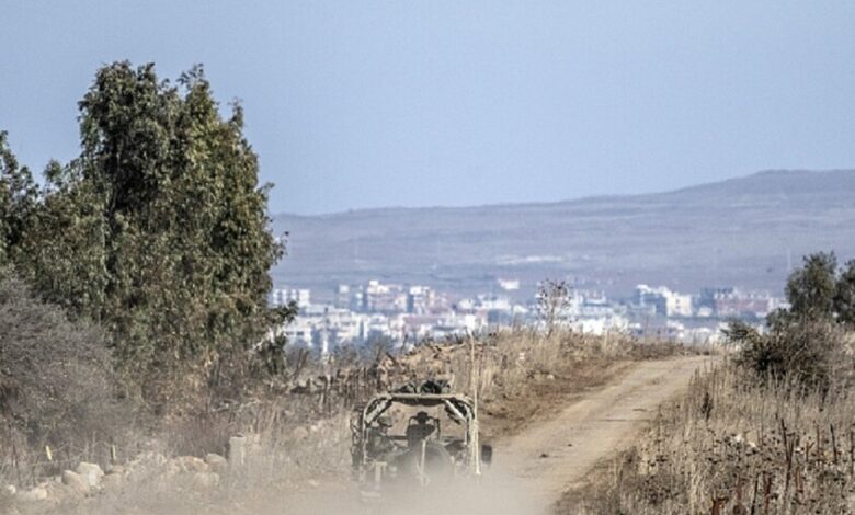 الجيش الإسرائيلي يداهم أحد المنازل ويفتش الأهالي في القنيطرة جنوب سوريا