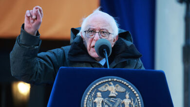 ساندرز يصف اعتقال مادورو بغير القانوني ويدعو لمنع أي عملية عسكرية دون تفويض الكونغرس