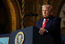 واشنطن تضغط على فنزويلا لقطع التعاون مع حلفاء دوليين وتهدد بخيارات عسكرية