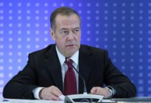 مدفيديف يسخر من تحذير ماكرون بشأن غرينلاند