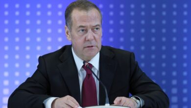 مدفيديف يسخر من تحذير ماكرون بشأن غرينلاند