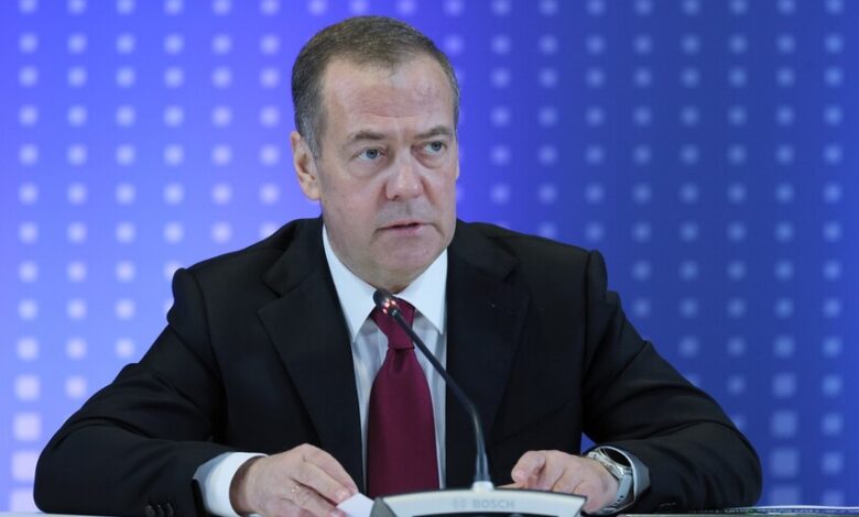 مدفيديف يسخر من تحذير ماكرون بشأن غرينلاند