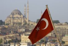 تركيا تدين استهداف علمها على الحدود مع سوريا وتتوعد بالرد الحازم