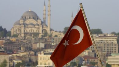 تركيا تدين استهداف علمها على الحدود مع سوريا وتتوعد بالرد الحازم