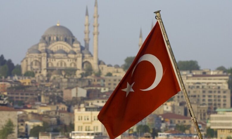 تركيا تدين استهداف علمها على الحدود مع سوريا وتتوعد بالرد الحازم