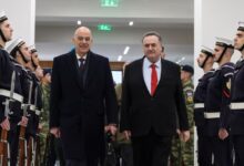 اليونان وإسرائيل تعززان التعاون الدفاعي خلال زيارة كاتس إلى أثينا