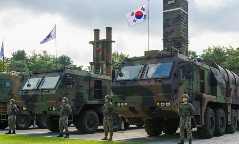 كوريا الجنوبية تبدأ النشر العملياتي لصاروخ باليستي تكتيكي جديد برأس حربي هو الأثقل عالميًا