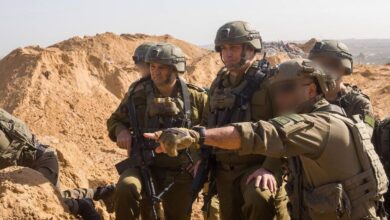 الجيش الإسرائيلي يحفر خندقًا عميقًا على امتداد «الخط الأصفر» مع غزة