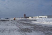 طائرة تقل أكثر من 300 راكب تنزلق عن مدرج مطار ماغادان الروسية