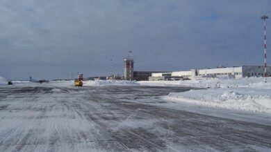 طائرة تقل أكثر من 300 راكب تنزلق عن مدرج مطار ماغادان الروسية