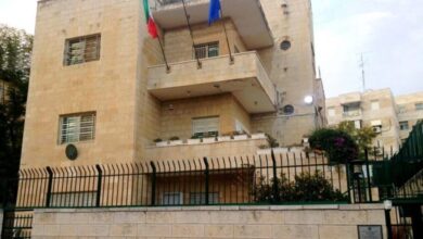 إيطاليا تقدم شكوى لإسرائيل بعد إجبار مستوطن ضابطين إيطاليين على الركوع في الضفة