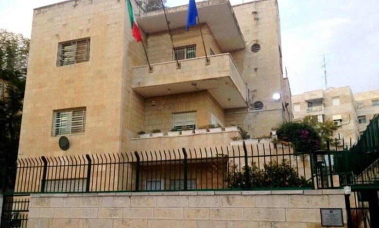 إيطاليا تقدم شكوى لإسرائيل بعد إجبار مستوطن ضابطين إيطاليين على الركوع في الضفة