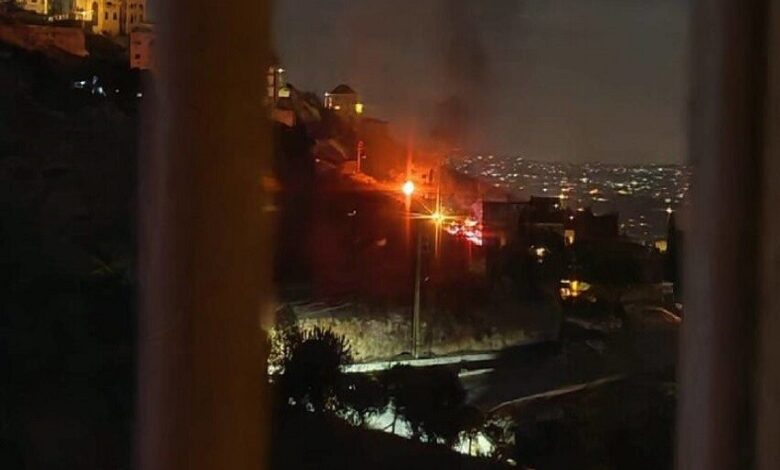 الجيش الإسرائيلي يعلن استهداف عنصرين من حزب الله بغارة مسيّرة جنوب لبنان