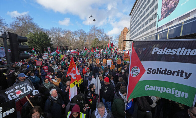 عشرات الآلاف يتظاهرون في لندن تضامناً مع الفلسطينيين ضد الحرب على غزة 1 عشرات الآلاف يتظاهرون في لندن تضامناً مع الفلسطينيين ضد الحرب على غزة