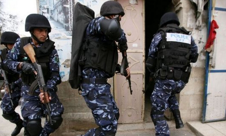 تقارير: أجهزة أمن السلطة الفلسطينية تُصعد حملات الاعتقال بحق الأسرى المحررين والناشطين ومطاردين للاحتـ.لال