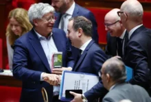 الحكومة الفرنسية تنجو من تصويتين على حجب الثقة في البرلمان