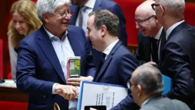 الحكومة الفرنسية تنجو من تصويتين على حجب الثقة في البرلمان