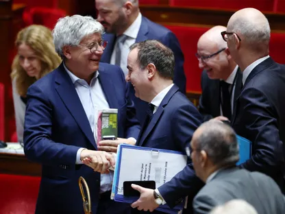 الحكومة الفرنسية تنجو من تصويتين على حجب الثقة في البرلمان