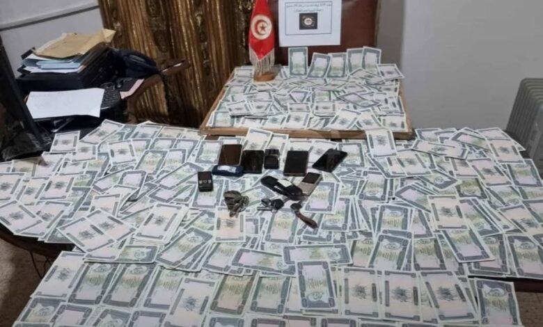 الداخلية التونسية: تفكيك شبكة مشتبه بها في تزوير عملة أجنبية بقفصة