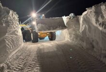 تساقطات ثلجية كثيفة تؤدي إلى إغلاق طرق رئيسية بين مدن مغربية