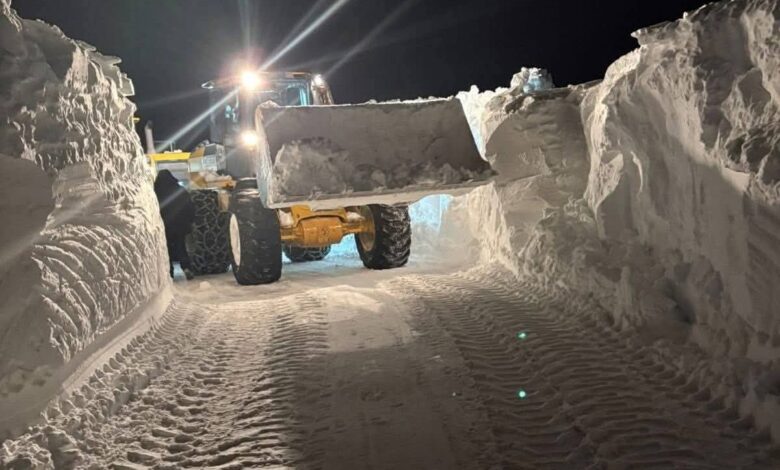 تساقطات ثلجية كثيفة تؤدي إلى إغلاق طرق رئيسية بين مدن مغربية