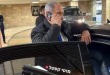 صور لنتنياهو يغطّي كاميرات هاتفه تثير جدلاً حول الأمن السيبراني