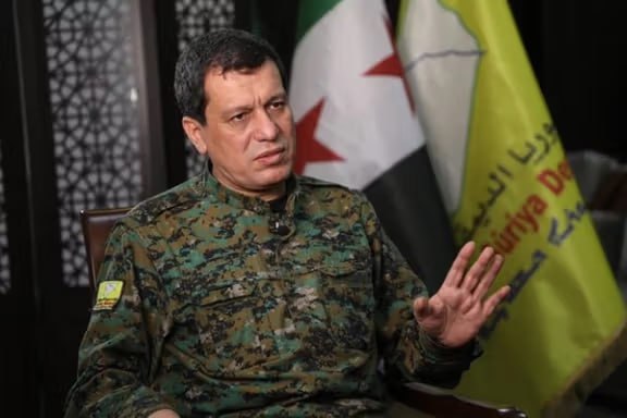 وصول قائد قوات سوريا الديمقراطية مظلوم عبدي إلى دمشق للاجتماع مع الشرع والمبعوث الأميركي باراك - الإعلام السوري الرسمي