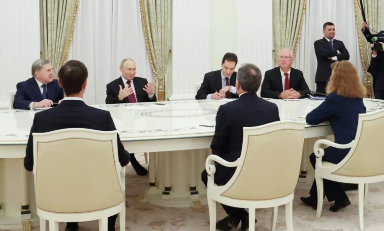 الكرمـلين: بدء محادثات بين بوتين ومبعوثين أمريكيين