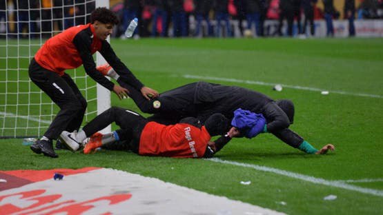 حارس السنغال يكسر الصمت ويكشف تفاصيل "مناوشات" المنشفة